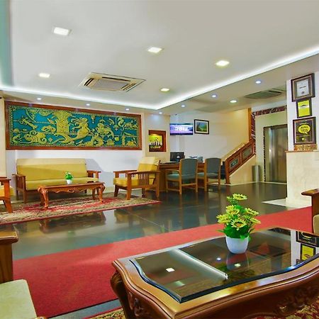 Hotel Excellency Kochi Екстер'єр фото