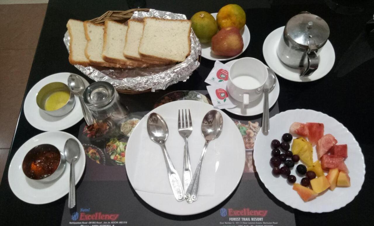 Hotel Excellency Kochi Екстер'єр фото